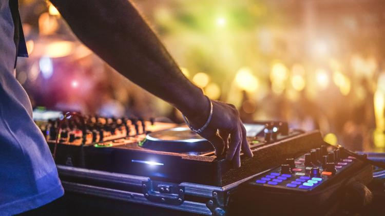 Disco: DJ spielt Musik